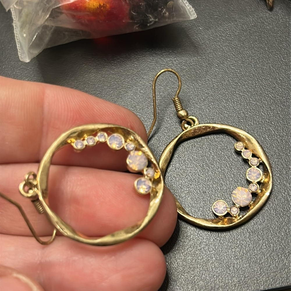 bundle of jewelry- costume, used for crafts or jewelry. Newer and clean. - Picture 3 of 16